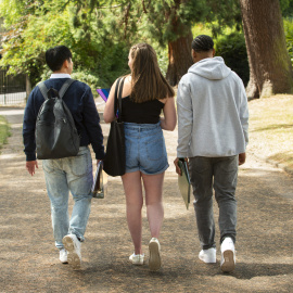 Jóvenes paseando en un parque.
