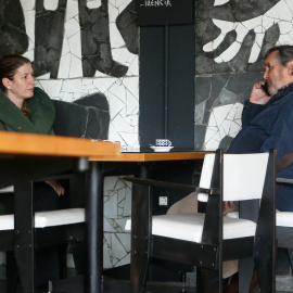 La alcaldesa de Cervo, Dolores García (PP), y el dueño de Sargadelos, Segismundo García, este jueves por la mañana en la cafetería de la fábrica.