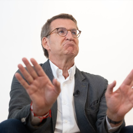 Imagen de archivo del presidente del Partido Popular, Alberto Núñez Feijóo, durante una entrevista en la sede del PP gallego, a 18 de agosto de 2022, en Santiago de Compostela.