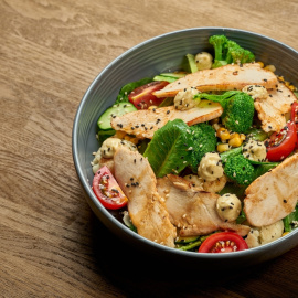 Imagen de una ensalada de pollo y brócoli.