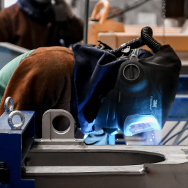 Imagen de archivo de un trabajador en la Factoría de Talgo, a 9 de julio de 2021, en Las Rozas, Madrid.