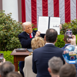 El presidente de Estados Unidos, Donald Trump, muestra una orden ejecutiva firmada sobre los "aranceles recíprocos" en la Casa Blanca,  3 de abril de 2025.