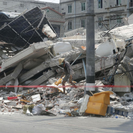 Un hombre camina entre los escombros tras un terremoto en Mandalay, Myanmar (Birmania), el 3 de abril de 2025.