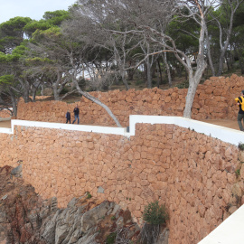 Gent passejant pel camí de ronda de s'Agaró