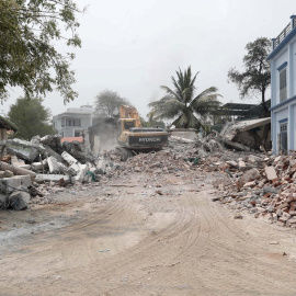 Un hombre en una excavadora retira los escombros de las estructuras dañadas por el reciente terremoto en Tada-U, Mandalay, Myanmar, el 4 de abril de 2025.