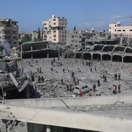 Palestinos intentan rescatar algunos objetos en el patio devastado de una escuela, en el barrio de al-Tuffah de la ciudad de Gaza, el 4 de abril de 2025.
