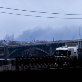 Imagen de una columna de humo tras el ataque con misiles rusos contra la capital ucraniana.