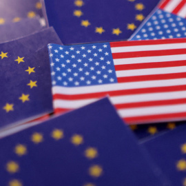 Banderas de la Unión Europea y de Estados Unidos.