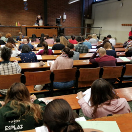 Imatge d'arxiu dels candidats duent a terme l'examen del C2 de català.