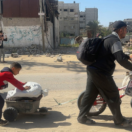 Miles de personas abandonan Rafah ante el aviso de nuevos ataques israelíes, a 31 de marzo de 2025, en una imagen de archivo.