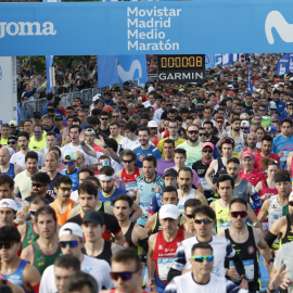 Los corredores toman la salida de comenzar la media maratón de Madrid, a 6 de abril de 2025.