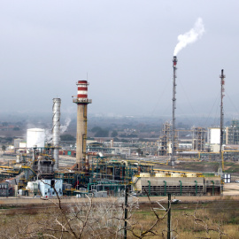 Imatge general del polígon nord de la petroquímica de Tarragona vist des de Puigdelfí
