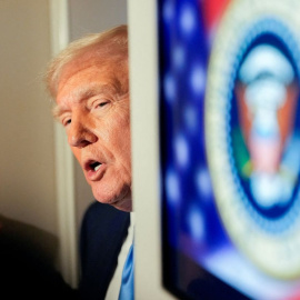 El presidente de Estados Unidos, Donald Trump, habla con miembros de la prensa a bordo del Air Force One, a 6 de abril de 2025.