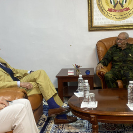 El enviado especial de las Naciones Unidas para el Sahara Occidental, Staffan de Mistura (i), durante su visita hoy sábado a los campamentos de refugiados saharauis en Tinduf