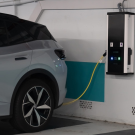 Imagen de archivo de un coche eléctricos en un punto de carga público.