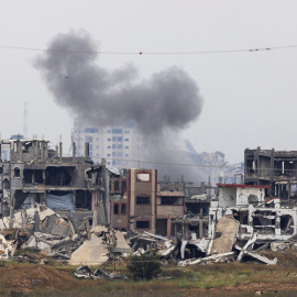 El humo se eleva en Gaza, visto desde el lado israelí de la frontera, a 7 de abril de 2025.