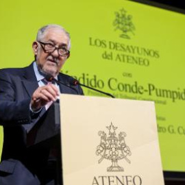 El presidente del Constitucional, Cándido Conde-Pumpido, durante su conferencia y posterior entrevista en el Ateneo de Madrid.