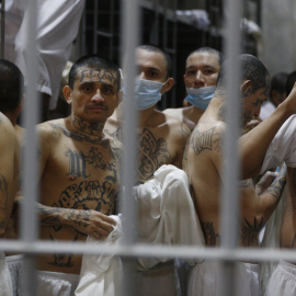 Reclusos al interior de una celda en el Centro de Confinamiento del Terrorismo (Cecot), en Tecoluca, El Salvador, a 4 de abril de 2025.