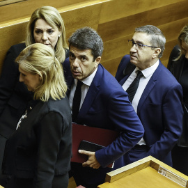 Imagen de archivo del presidente de la Generalitat Valenciana, Carlos Mazón, a su salida de una sesión plenaria, en Les Corts Valencianes, a 15 de noviembre de 2024, en València.