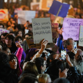Decenas de personas durante la manifestación de la Coordinadora Feminista de Valencia por el 8M.