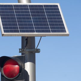 Una placa solar en un semáforo, en Madrid.