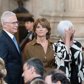 (Foto de ARCHIVO)La exfiscal general del Estado, Dolores Delgado (c), y el juez Baltasar Garzón (i) durante la imposición de condecoraciones con ocasión del X aniversario de la Proclamación de Su Majestad el Rey, en el Palacio Real, a 19 de junio de 2024, en Madrid (España). El Rey Felipe VI conmemora sus diez años en el trono con un acto en el Palacio Real en el que se condecora a 19 españoles por sus servicios a los demás con la orden del Mérito Civil.Diego Radamés / Europa Press19 JUNIO 2024;ANIVERSARIO;CONDECORACIONES;PROCLAMACIÓN;REY19/6/2024
