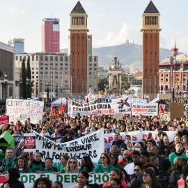 Cientos de personas durante una manifestación por la vivienda con el lema 'Abaixem el lloguer', en Barcelona.