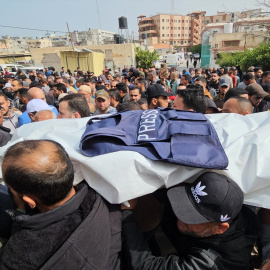 Palestinos lloran al periodista Mohammed al-Bardawil, su esposa y sus hijos en el Hospital Complejo Médico Nasser en Khan Yunis, Gaza.