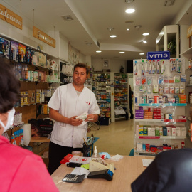 Varias personas hacen cola en un farmacia, a 5 de noviembre de 2024.