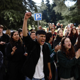 Estudiantes y docentes de la Universidad Complutense se concentran este martes ante el Rectorado, a 8 de abril de 2025.