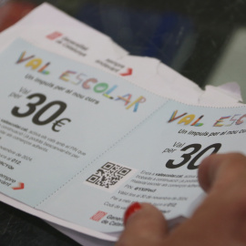 Un exemplar de val escolar de 60 euros, repartit en dos xecs de 30 euros