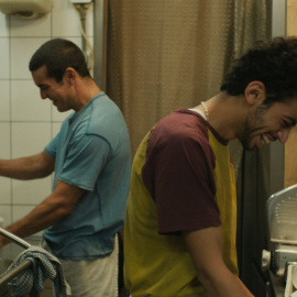 Mario Casas e Ilyass El Ouahdani en una escena de la película 'Muy lejos'.