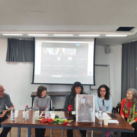 Imagen de una rueda de prensa de la Asociación de Familiares de la Fosa 146 del cementerio de Paterna (València), a 8 de abril de 2025.