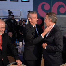 De izquierda a derecha, Lois Blanco, presidente de la Fundación Santiago Rey, editora de 'La Voz de Galicia', con Alfonso Rueda y Alberto Núñez Feijóo en un acto en ese periódico en noviembre del año pasado.