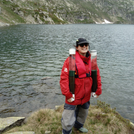 Elena Fagin, investigadora del CREAF, amb les mostres de sediment de l'estany