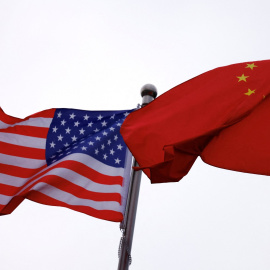 Banderas de Estados Unidos y China