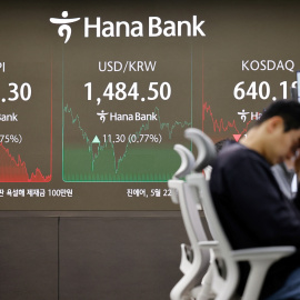 Un comerciante de divisas en un banco de Seúl, en Corea del Sur, a 9 de abril de 2025.