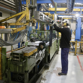 Un operari manipula maquinària a la planta de tubs d'acer de Transmesa