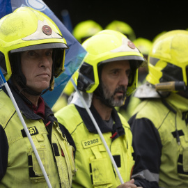 Imagen de archivo de varios bomberos durante una concentración para reclamar el cese del jefe de Bomberos de València por la gestión de la DANA, a 11 de diciembre de 2024.