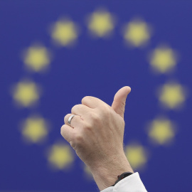 Mano de un miembro dle Parlamento Europeo votando durante una sesión plenaria. 02/4/2025 ONLY FOR USE IN SPAIN