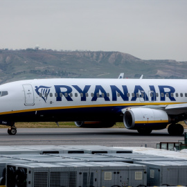 Imagen de archivo de un avión de la aerolínea Ryanair en el aeropuerto Adolfo Suárez Madrid-Barajas, a 2 de enero de 2024, en Madrid.