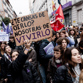 Varias mujeres con carteles durante una manifestación por el Día Internacional de la Mujer, 8M, a 7 de marzo de 2025, en Madrid (España).