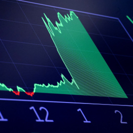 Una pantalla muestra la evolución de los valores en la Bolsa de Nueva York.