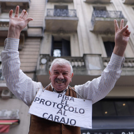 Una persona se manifiesta durante una marcha en la plaza del congreso en Buenos Aires