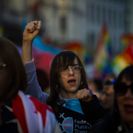 (Decenas de personas durante una manifestación para denunciar los ataques a la comunidad trans a nivel internacional, desde la Plaza Pedro Zerolo hasta la Plaza de Callao, a 29 de marzo de 2025, en Madrid (España).
