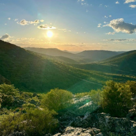 El sol se ha echado a lomos de la sierra, cabalgándola durante unos segundos, y se ha puesto la tarde por montera.