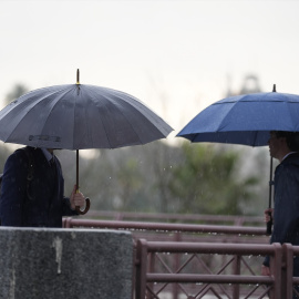 Varias personas se protegen de la lluvia con un paraguas. A 03 de marzo de 2025, en Sevilla.
