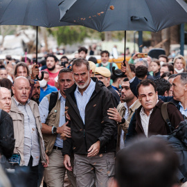 Felipe VI, durante su visita a una zona afectada por la DANA.