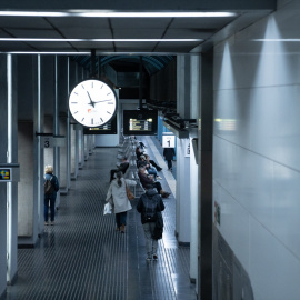 Varias personas en una estación de Metro de Barcelona, a 24 de enero de 2025.