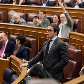 El diputado de Vox, José María Figaredo (d) durante el pleno del Congreso de los Diputados, a 10 de abril de 2025.